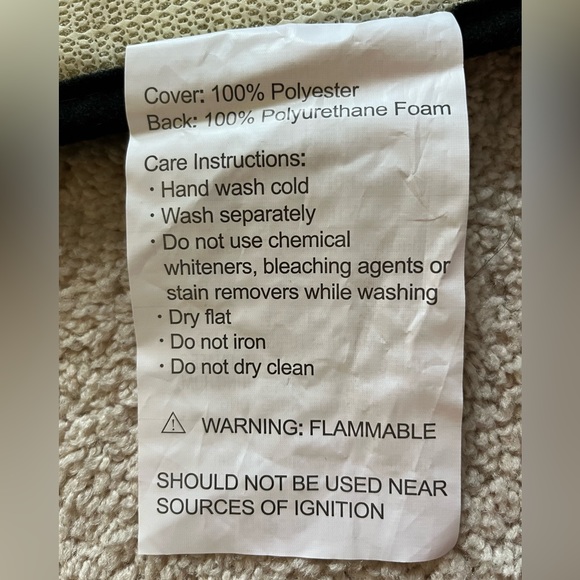 Cute locker shelf decor shag rug 🖤 - Picture 3 of 3